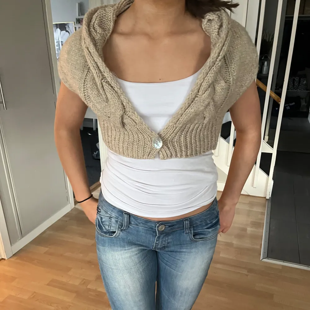 Jättefin beige bolero! Perfekt till våren/sommaren💕 Det är XS men perfekt på mig som brukar ha S/M. Priset går att diskutera! . Tröjor & Koftor.