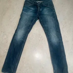 Extremt snygga Tiger of Sweden jeans  med riktigt skön tvätt och slitningar. Jeansen är i storlek 32 i bredd och 34 i längd. Modellen är Rocky slim.