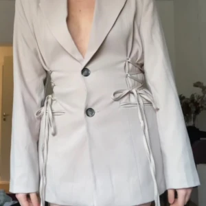 Na-kd kavaj - Ny med prislapp. Storlek 36 men jag har vanligtvis 38 så passar även det.