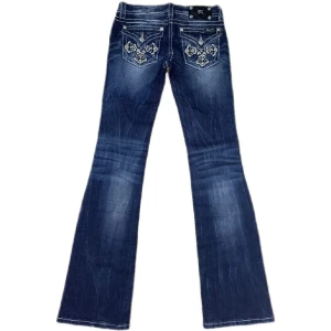 miss me jeans - miss me ”JP5918B/boot”. midjemått rakt över 38-39cm, ytterbenet 106cm och innerbenet 85cm. Helt oanvända, säljer pga fel storlek