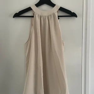 Beige blus - Jättefin beige blus men knytning i nacken