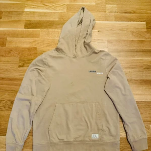 Snygg beige hoodie - En snygg beige hoodie köpt från lager 157 för 400 säljer 250 använd 2 gånger den var för liten. För mer information och bilder kontakta mig.