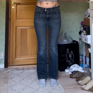 Bootcut jeans - Jättesnygga men tyvärr sitter de lite tight på mig.  Fickorna fram är bortklippa, syns ej när dom är på