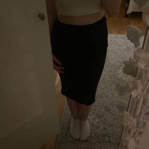 Kjol från h&m i storlek M. Bra skick, aldrig använd då den är lite stor för mig. Jag är 165cm och kjolen går lite över knäna på mig, den är även stretchig.