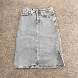 Fin jeans kjol - ljus blå i storlek 140 från Lindex, i nyskick använd cirka 2 gånger köpt för ungefär 350 