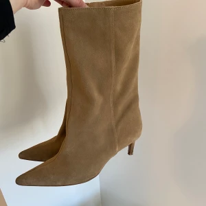 Boots  - Ifrån zara, köpta secondhand bara använda en gång av mig. Väldigt bekväma klackar.  