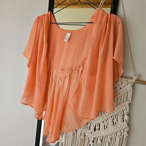 Top - Öppen top/kimono. Djur finns i hemmet. 