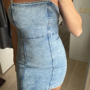 Jeansklänning - Klänning för dig som vill framhäva dina kurvor, wow säger jag bara. Så skön och sitter som en smäck. Liknande jeansklänning fast i mycket skönt material. Stretchig, mycket bra skick. Från h&m men går ej att köpa längre. I storlek 34.