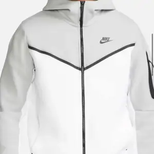 Säljer min grå vita Nike tech fleece, har inte använt den mycket men har ändå råkat få en liten fläck på ärmen. Skriv för fler bilder🥰