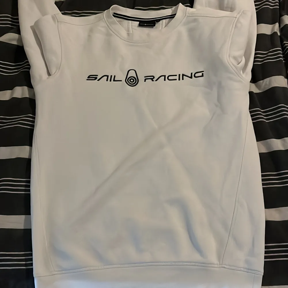 Jag säljer min Sail Racing tröja!! Den har använts tidigare men den är i väldigt bra skick. Den har inga fläckar, smuts eller hål på tröjan och den är fin och ren. OBS!! Pris kan även diskuteras!. Tröjor & Koftor.