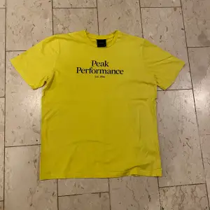 En Peak Performance T-shirt i storlek 170 vilket också motsvarar S🔥 I fint skick men väl använd. Hör av dig vid minsta fråga🔔