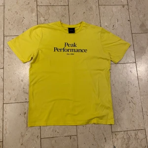 Peak Performance T-shirt - En Peak Performance T-shirt i storlek 170 vilket också motsvarar S🔥 I fint skick men väl använd. Hör av dig vid minsta fråga🔔