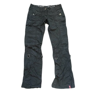 Svarta Cargobyxor - Esprit - Säljer mina älskade cargobyxor då de blivit för små💔 28/32 motsvarande S ungefär. Är 175 och de sitter precis vid ankeln på mig. Kontakta om du har övriga frågor❤️