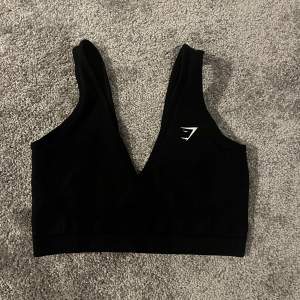 Säljer min svarta sport-bh från gymshark i storlek S, är i nyskick och säljer då den är för stor för mig. Säljer för 150kr, nypris 350kr🤍