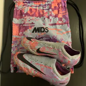 Hej! Säljer mina Nike mercurials då den är för små för mig nu. Ända defekten på skon är att det är en liten spricka vid dobbarna. (Pris kan diskuteras då skosnören saknas) Storlek 43 Påse ingår 