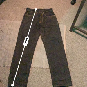Evisu jeans - Skick-8/10 dom är använda typ 10 gånger har inga skador eller hål snygga är 172 och väger typ 48 kl dom passar bra o sitter baggy på oxå 