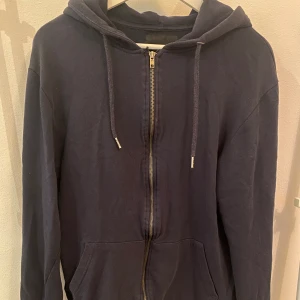 Mörkblå zip-up hoodie - Storlek: M