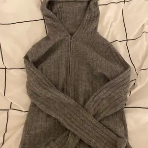 Säljer den här gråa zip up tröjan från Pull & bear💕 Storlek M men jag skulle säga att den är mer som en xs/s. Nypris: 379kr, nästan aldrig använd. Det finns tummhål längst ner vid armarna men man kan vika upp armen så de inte syns❤️