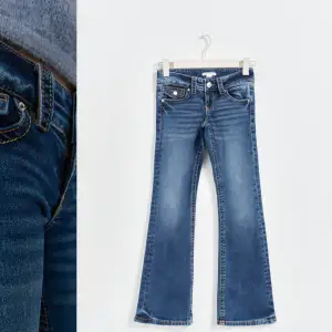 Säljer denna jeans från Gina young som endast är använd 2-3 gånger, så alltsomoftast nyskick! Dem är i storlek 170 och dem passar mig bra i längden som är runt 167❤️