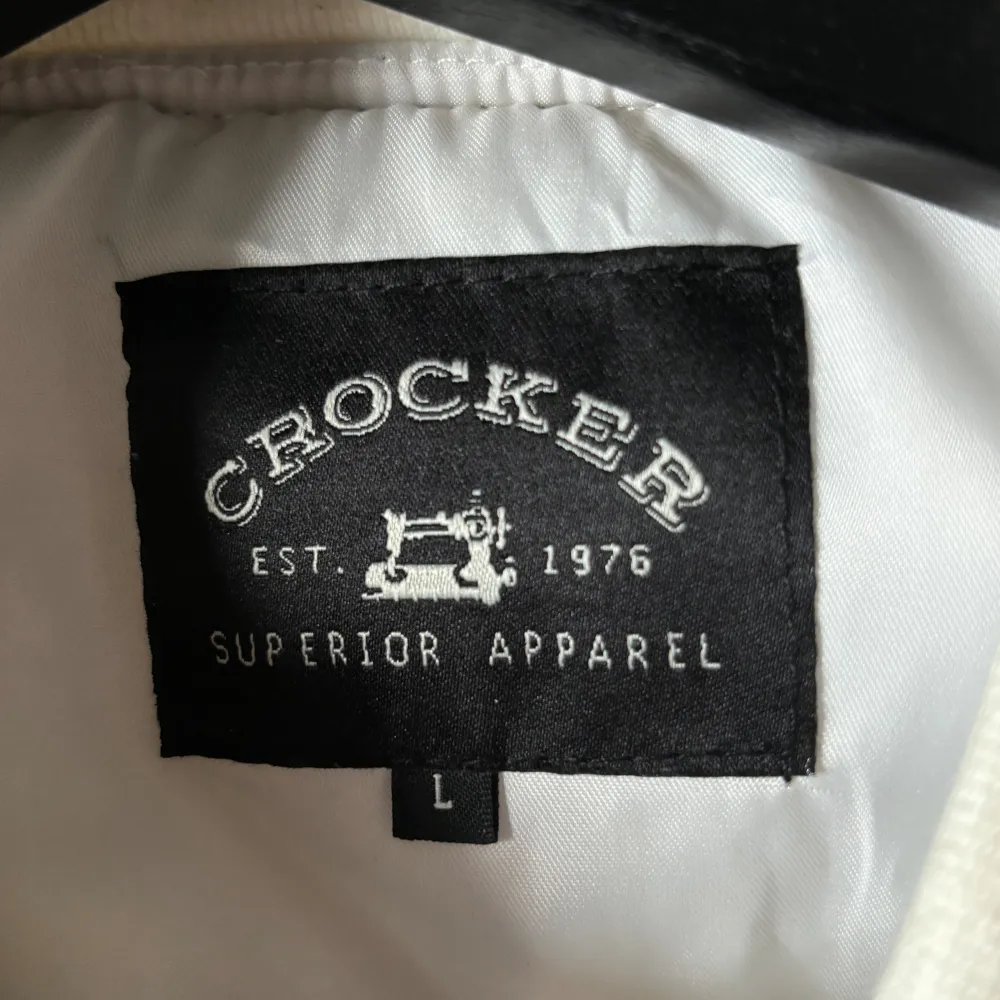 Crocker jacka i vit som passar att bära under våren och hösten. Använd några gånger men hängt länge i garderoben. . Jackor.