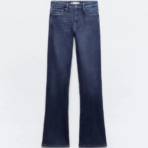 Zara jeans  - Mörkblå zara jeans i bra skick😗
