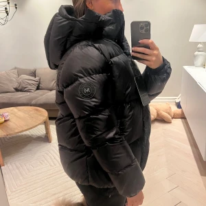  MONEL ny dunjacka M, passar S, M & L - Aldrig använd, lappar sitter kvar på.  Nypris 5500. Mitt pris 2999. Köpt på Johnells.