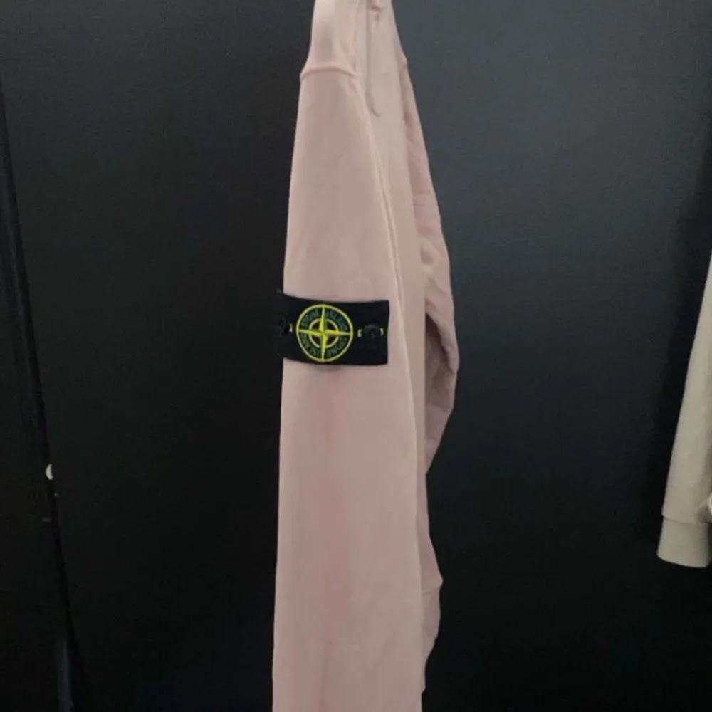 Stone island tröja i mycket fint skick. Storlek L! Säljes då den ej användes längre. Säljes för 1750:- ink frakt 1700 om du köper via Plick. . Tröjor & Koftor.