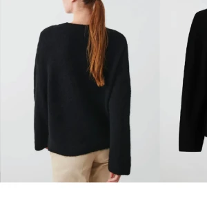 Svart stickad tröja  - Säljer denna super fina och sköna stickade tröjan💕 den är ganska stor i storleken men väldigt skön och mysigt och inte sticksig💕