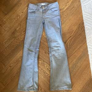 Säljer dessa snygga low waist bootcut jeans from Young Gina. Säljer dem pågrund av att de är för korta på mig, jag är själv 168cm.  Har haft dem ett tag nu och de har används några gånger men är i bra skick 💞 Köpte dem för 349kr. Pris kan diskuteras 