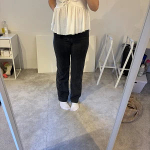 Jeans  - Strl. 170/S Nyskick  Modell: 163cm lång Högmidjade   Inte hel svarta, lite ljus svart färg