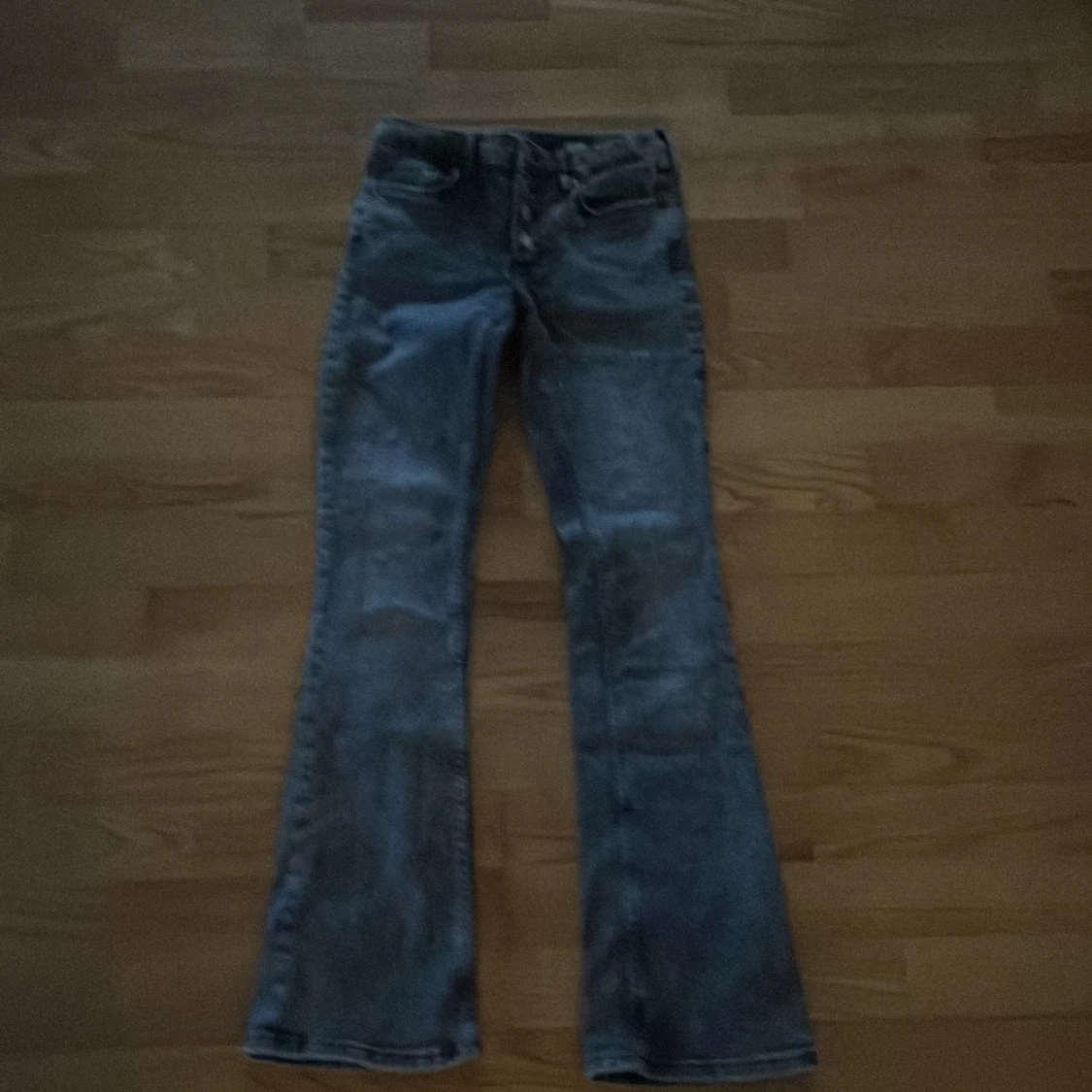 svarta jeans lågmidjade  - 90