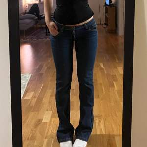 Snygga lågmidjade jeans Midja 38cm + stretch, innerbenslängd 78cm 