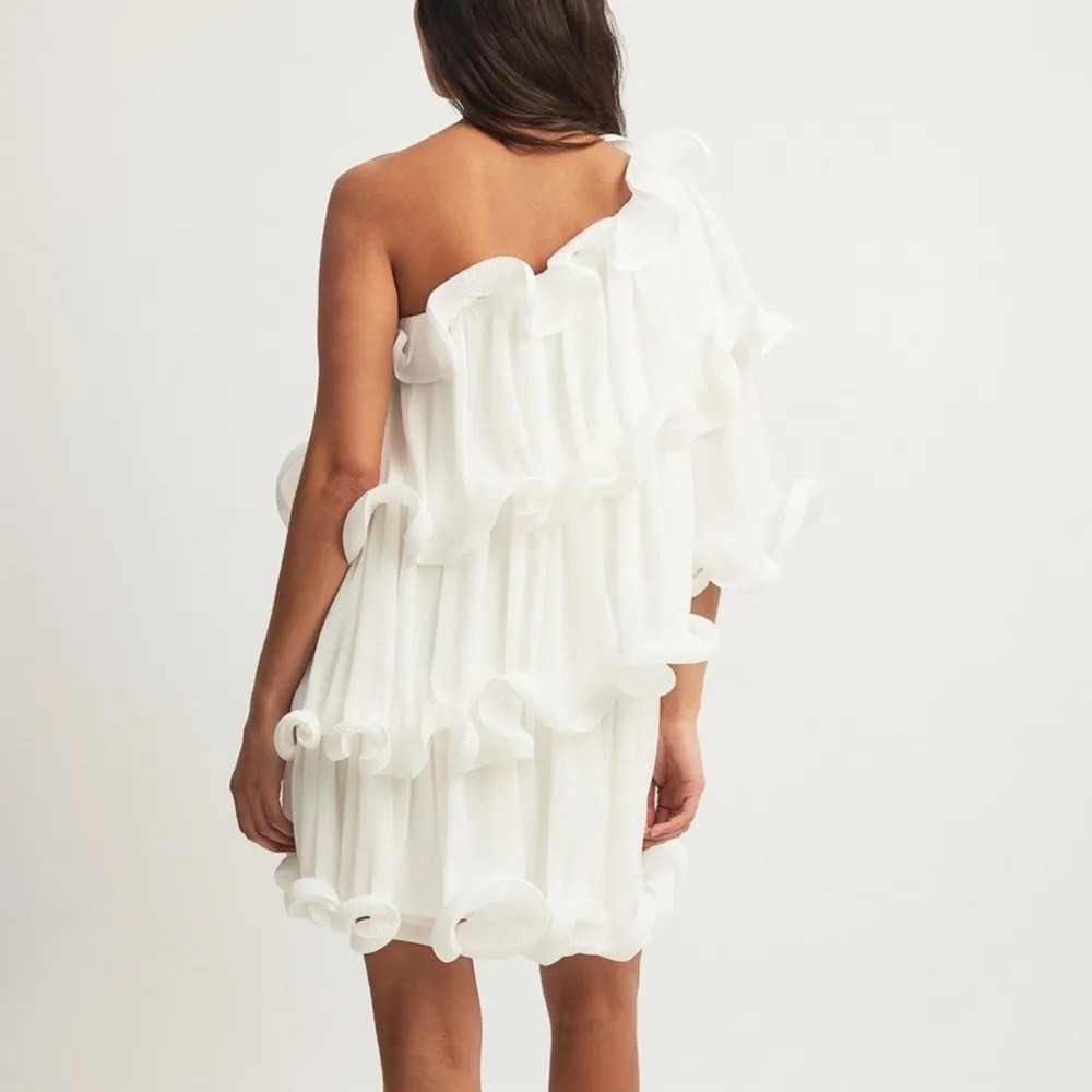 Säljer denna superfina klänning ifrån Lojsans nya kollektion från NA-KD💕 Helt oanvänd, prislappen sitter kvar. Väljer att sälja den pga fel storlek. Klänningar.