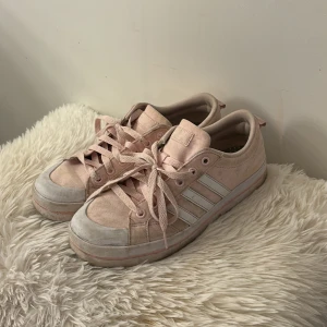 Rosa Adidas skor  - Säljer fina rosa adidas skor aldrig tvättade så inget slitage där så de går att fräscha upp dom om man vill det. Hör gärna av er vid funderingar eller fler bilder🥰