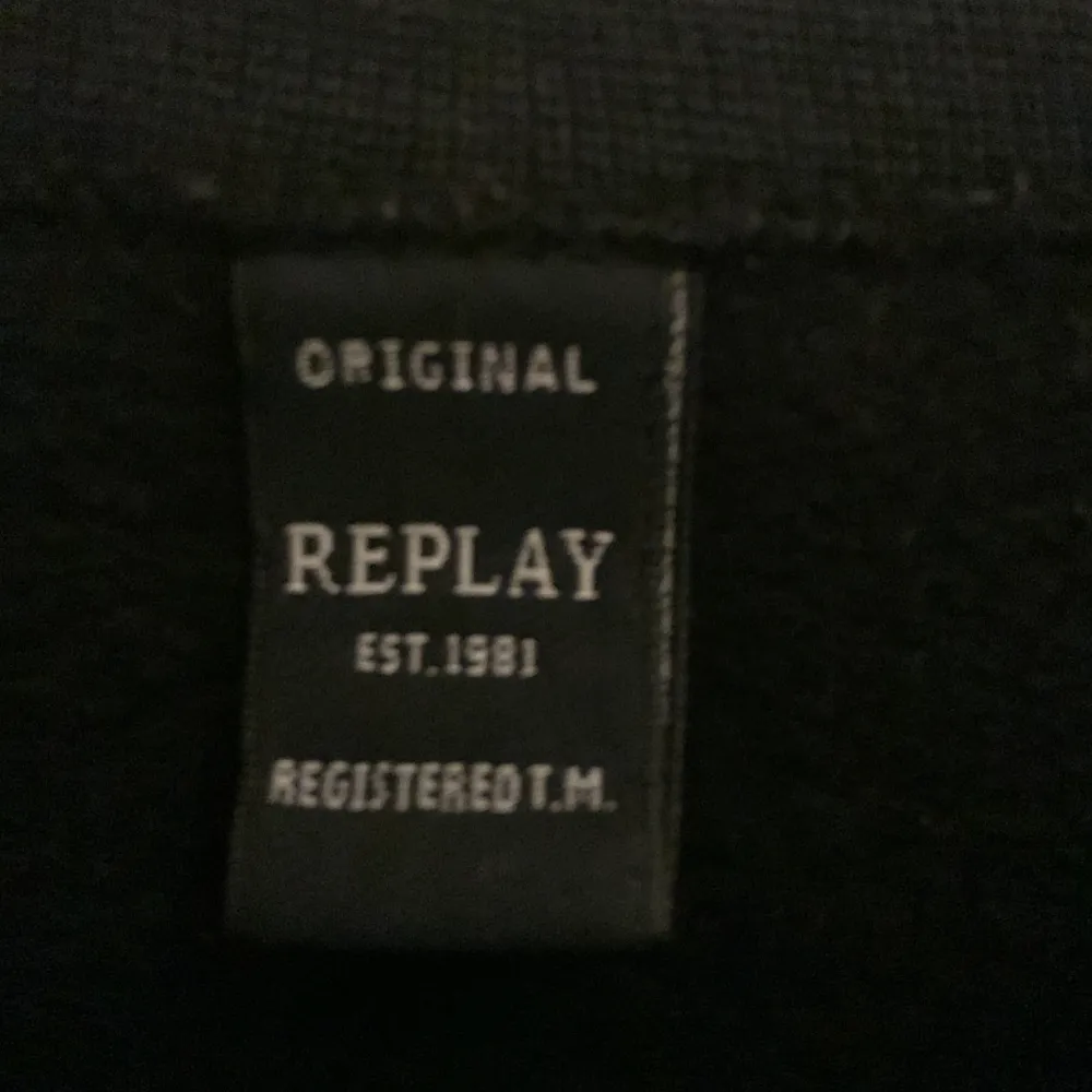 Hej säljer en Replay hoodie i storleken 155-160 är i väldigt bra skick och är själv klart äkta😁🍾. Hoodies.