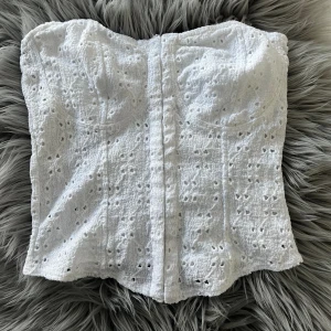 Korsett topp - Säljer denna korsett topp från hm. Den är i storlek XS och skulle säga att den är sann i storleken. Är endast använd en gång och därför i superbra skick, perfekt nu till sommaren eller någon festival 
