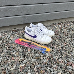 Air Force 1 Swoosh Pack - Säljer ett par väldigt unika/ovanliga Air Force 1. Modellen heter Swoosh Pack och kommer med 5 olika färger på swooshen.  Nike loggorna går att byta, vilket ger dig 5 olika stilar med samma sko!  Går för runt 3-4 tkr på StockX Storlek 44.5 Fint skick