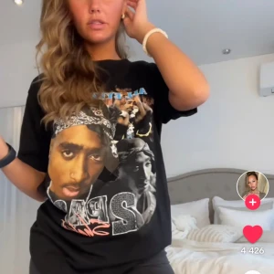 2pac T-shirt  - 2pac T-shirt, fint skick🤩