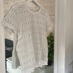 Topp - Säljer denna urgulliga vita spets topp, perfekt tills i sommar🌸