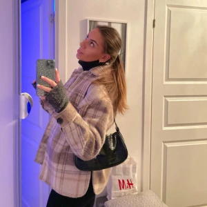Jacka från Bershka  - Säljer min super fina jacka från Bershka då den inte kommer till användning.  Storlek S, men passar allt från XS-M.   Fler bilder och pris går absolut att diskutera 🩷