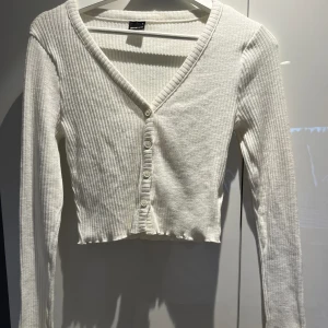 Vit kofta - Säljer nu denna superfina vita kofta💞💞