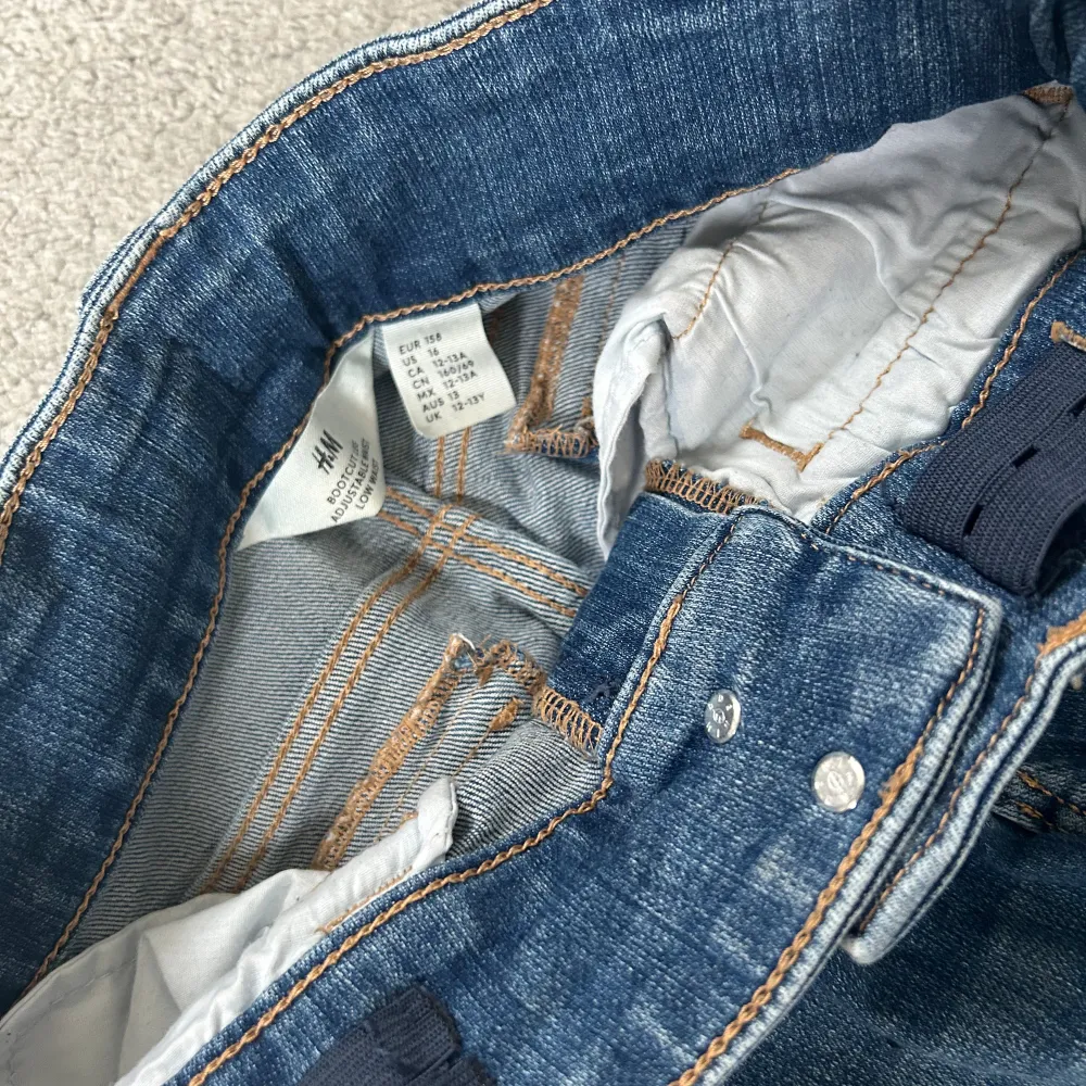 Jag säljer mina h&m jeans för att dom är för korta, storleken är 158 och de är low waist och bootcut. Skick 8/10. Jag köpte dom för 279:- och säljer nu för 150:- el. högstbjudande. Jeans & Byxor.