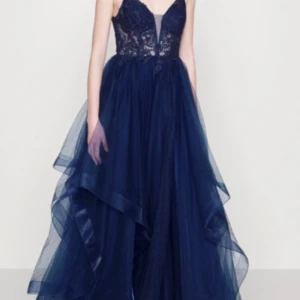 Bal klänning  - Säljer min sjukt snygga balklänning då den bara användes en gång och tar upp onödig plats. Nypris 3000. Bild 2 är hur den sitter på mig💗 