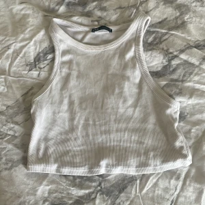 Vit linne - Vit linne från zara lite som en topp är de på en jätte skönt och bekvämt jätte gulligt inga Skader eller något fel på de som nytt är i storlek L men sitter på som S/Xs 