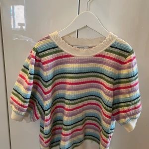 Other stories  - The other stories tröja som är färgglad nu till sommaren. Jag köpte den i affären för 570kr . Strl XS använd fåtal gånger