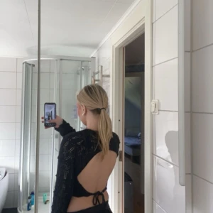 Virkad tröja med öppen rygg - Säljer denna virkade tröja från Zara med öppen rygg, använd 1 gång!