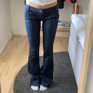 Low waisted jeans   - Säljer mina lågmidjade jeans då de inte rikigt passar längre. Köpa secondhand men är i nyskick. Om ni har några frågor så är det bara att fråga på, puss puss💋
