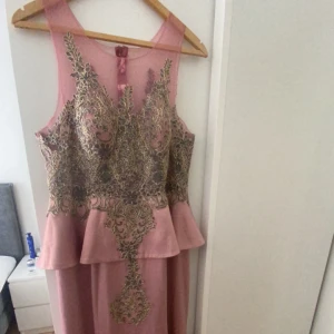 Balklänning  - Säljer denna jätte fina balklänningen/fest klänning jätte bra skick andvänd 1 gång älskar detaljerna!! Skriv vid intresse💗💗