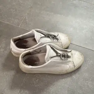 Ett par superfina arigato skor som tyvärr är väldigt slitna, men kan dock fräschas upp lite på ytan då det mesta endast är smuts. Storlek 38 men passar mig som oftast har 39. Kan tänka mig att gå ner i pris!☺️