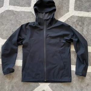 UNIQLO Blocktech - Uniqlo blocktech jacka i utmärkt skick förutom ett litet hål på luvan (syns knappt) inköpt i vintras